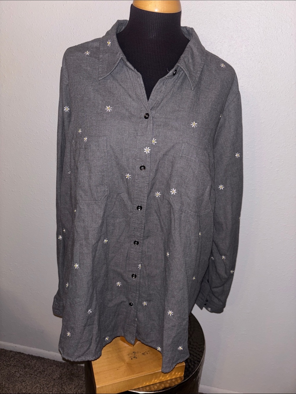 Torrid Gray Button-Down Shirt with White Daisy Embroidery Size 3X